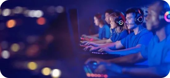 drużyna graczy esportowych grająca razem przy komputerach w słuchawkach